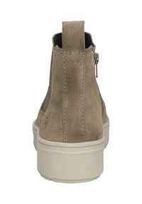 Taupe Wildleder-Stiefelette mit glatter Oberfläche, gepolstertem Absatz und weißer Gummisohle; verfügt über einen Reißverschluss an der Seite und eine Zuglasche an der Rückseite.