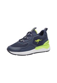 Dunkelblaue Mesh-Sneaker mit limonengrünen Akzenten, weißer Zwischensohle und texturierter Oberfläche. Verfügt über elastische Schnürsenkel und ein kleines Känguru-Logo.
