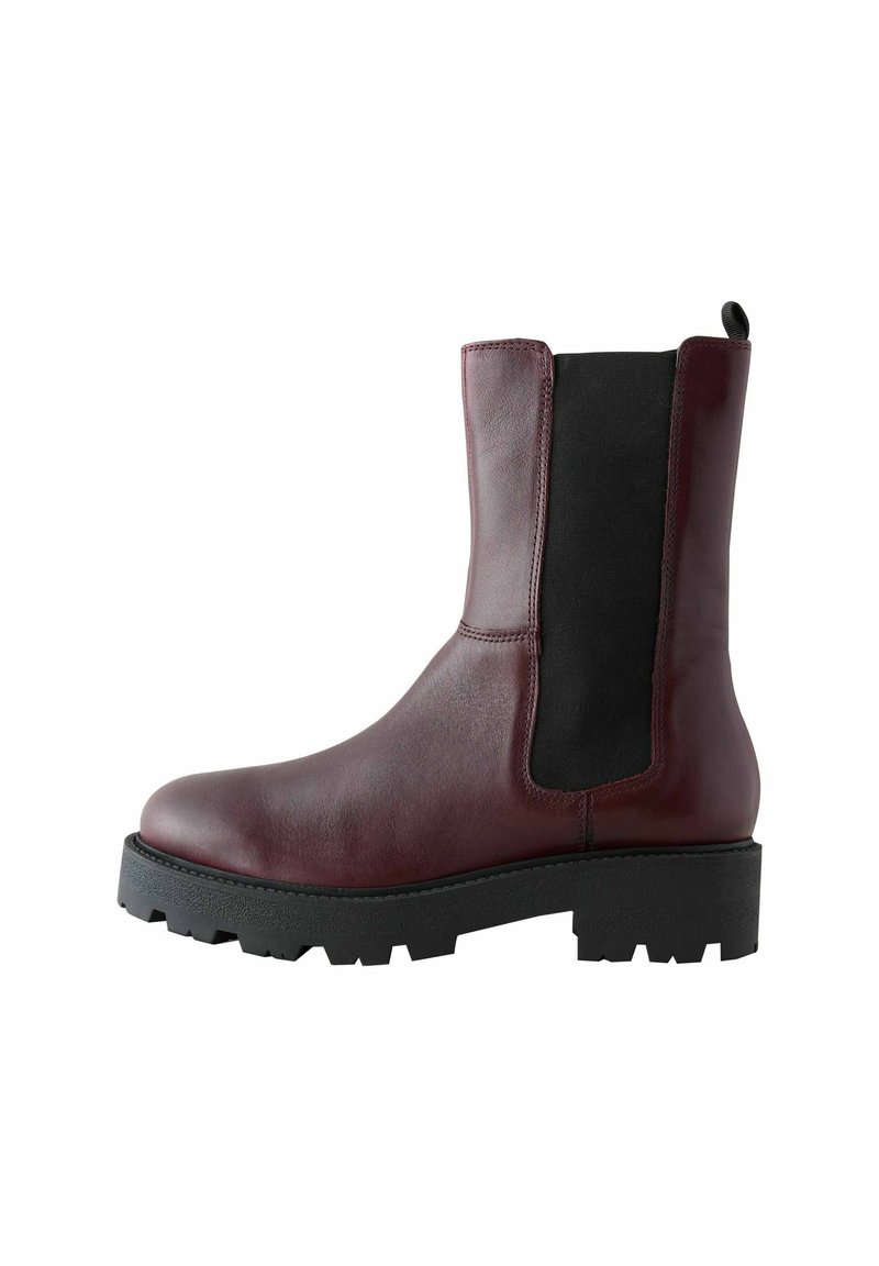 Cizme ankle din piele burgundy, cu panouri elastice laterale negre, vârf rotunjit și talpă groasă din cauciuc cu un profil texturat.