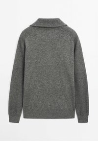 Grijze gebreide trui met een brede kraag, ribgebreide randen en lange mouwen, met een zachte textuur en een solide, ingetogen design.