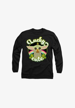 Schwarzes Langarmshirt mit einer Cartoonfigur mit großen Ohren, umgeben von dem Text "Lucky & cute" und Regenbogenakzenten.