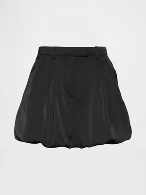 Falda de satén negra con una silueta de burbuja, que presenta pliegues y una cinturilla. La tela tiene una textura suave y brillante.