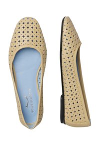 Ballerine in pelle beige forate con punta arrotondata, dotate di una soletta azzurra e suola in gomma nera. Il design include motivi ritagliati.