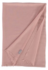 Bufanda rosa claro hecha de tela suave, con un tejido liso y bordes con flecos. Una pequeña etiqueta gris es visible en una esquina.