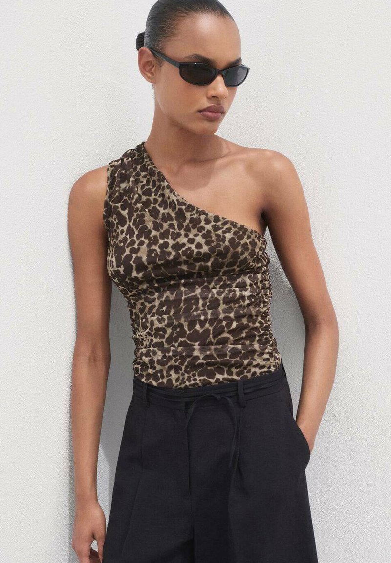 Top a un spalla con stampa leopardata marrone realizzato in tessuto leggero, caratterizzato da un design arricciato, abbinato a pantaloni neri a gamba larga.