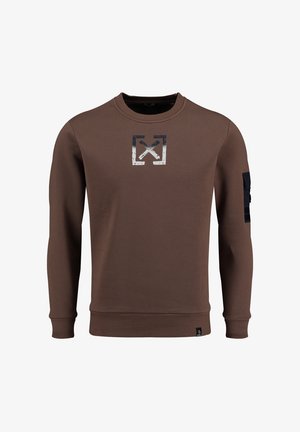 Felpa marrone con colletto tondo, maniche lunghe e una grafica frontale di asce incrociate; la manica sinistra ha una toppa con chiusure.