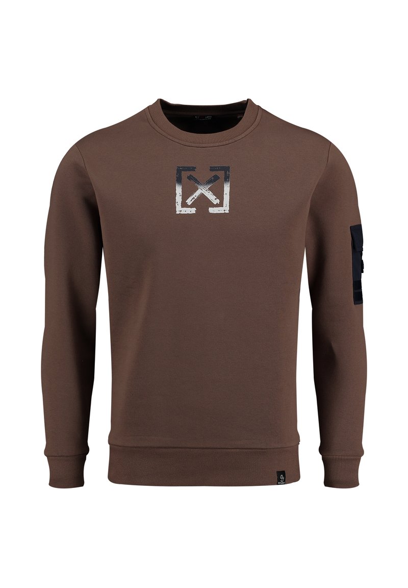 Sudadera marrón con cuello redondo, mangas largas y un gráfico en la parte frontal de hachas cruzadas; la manga izquierda tiene un parche con cierres.