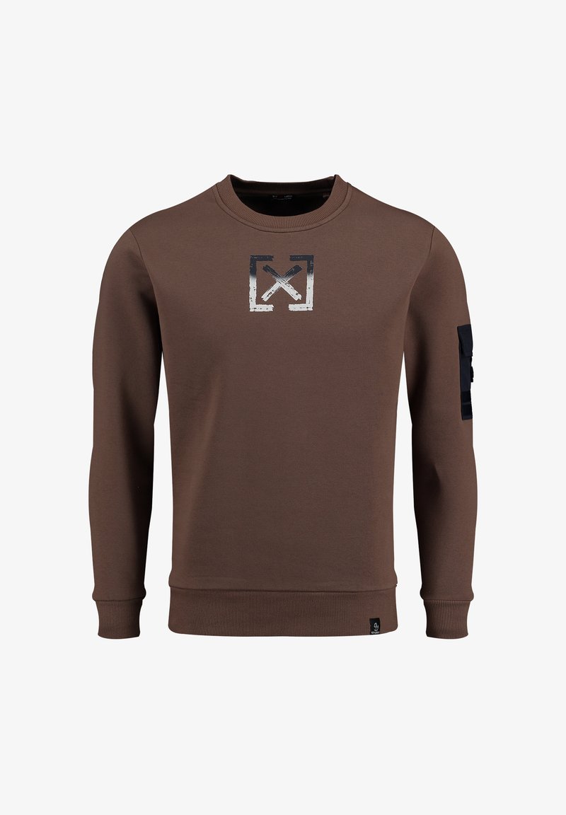 Sudadera marrón con cuello redondo, mangas largas y un gráfico en la parte frontal de hachas cruzadas; la manga izquierda tiene un parche con cierres.