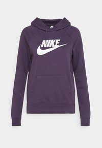 Fialová mikina s kapucí z měkké látky, s klokaní kapsou, žebrovanými manžetami a velkým bílým logem Nike na přední straně.