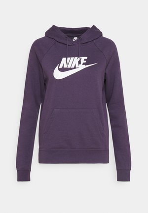 Fialová mikina s kapucí z měkké látky, s klokaní kapsou, žebrovanými manžetami a velkým bílým logem Nike na přední straně.