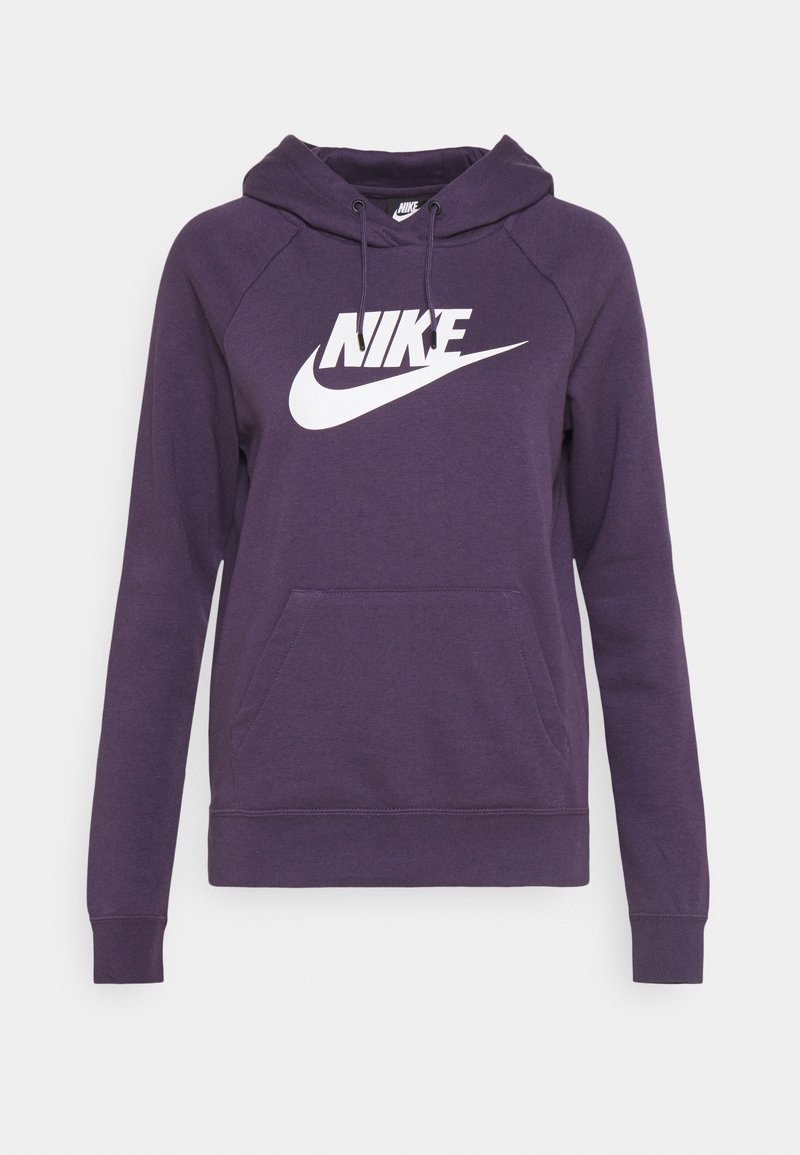 Fialová mikina s kapucí z měkké látky, s klokaní kapsou, žebrovanými manžetami a velkým bílým logem Nike na přední straně.