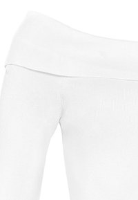 Haut blanc à épaules dénudées en tissu doux côtelé. Caractérisé par un large décolleté et une coupe ajustée, mettant en valeur une texture lisse et des lignes épurées.