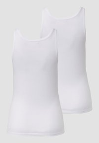 Twee witte tanktops gemaakt van zachte katoenmixstof. Ze hebben een ronde halslijn en een mouwloos ontwerp met een soepele textuur.