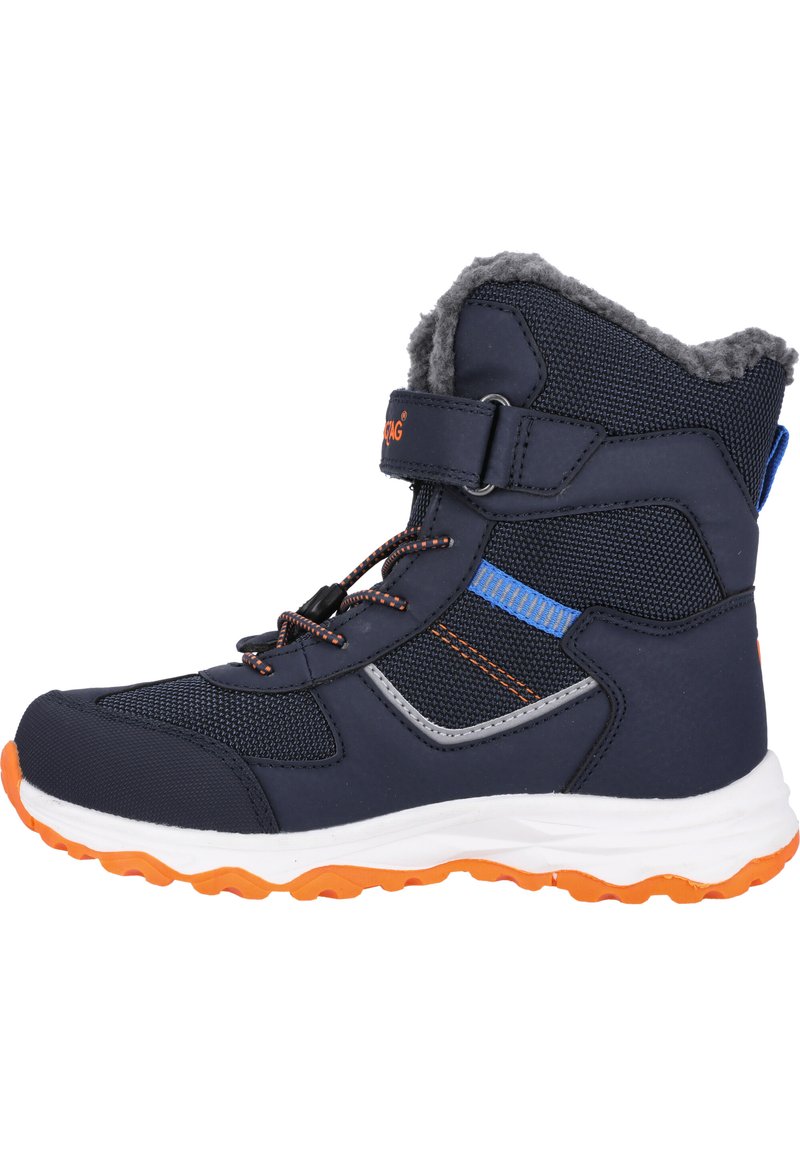Marineblaue Winterstiefel mit einem Obermaterial aus strukturiertem Stoff, einem Futter aus Kunstfell, orangefarbenen Akzenten und einer weißen Gummisohle. Verfügen über einen Klettverschluss und Schnürsenkel.