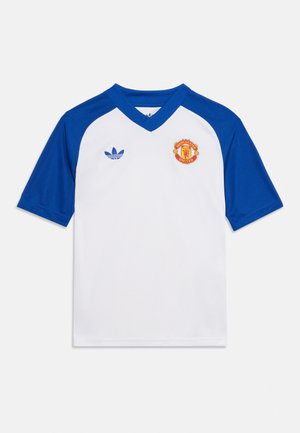 Hvid fodboldtrøje med blå korte ærmer, blå V-hals krave, Adidas-logo på venstre bryst og Manchester United-emblem på højre bryst.