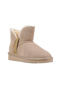 Botín de ante beige hasta el tobillo con forro interior de felpa color crema, correa decorativa lateral y suela de goma plana para uso casual en invierno.