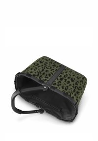 Bolso de estampado de leopardo verde con un exterior texturizado, herrajes en negro y forma redondeada. El interior cuenta con un bolsillo con cremallera para almacenamiento.
