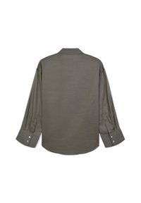 Camicia verde oliva a maniche lunghe vista da dietro, con polsini abbottonati e colletto classico.