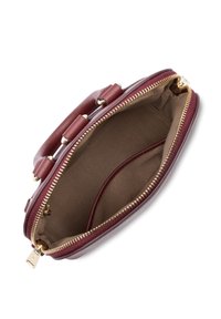 Borsa in pelle bordeaux con chiusura a zip, fodera interna e manici corti. Presenta hardware in tonalità dorata e una texture esterna liscia.