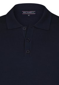 Tummansininen polo-paita, jossa on teksturoitu kangas, kolme napinaukkoa ja käännettävä kaulus. Sisältää "FELIX HARDY" -tunnuksen vihreillä yksityiskohdilla.