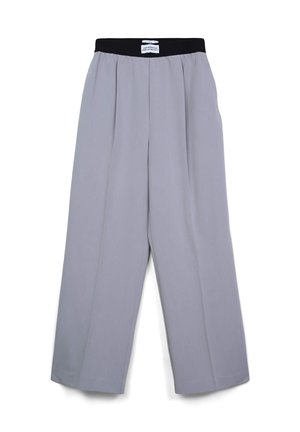 Pantaloni a gamba larga grigio chiaro con vita elastica nera e pieghe, distesi su uno sfondo bianco.