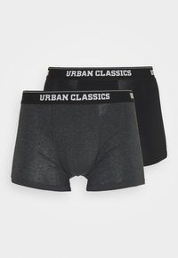 Zwei Paare Herrenboxershorts in Dunkelgrau und Schwarz, aus Baumwollstoff, mit breiten elastischen Bändern, die den Text "URBAN CLASSICS" tragen.