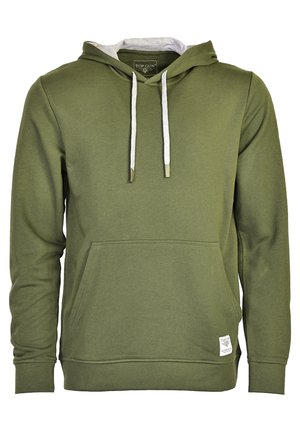 Oliven grøn hoodie i bomuldsblanding med grå foer i hætten, hvide snore, frontlomme og lille label nederst til venstre.