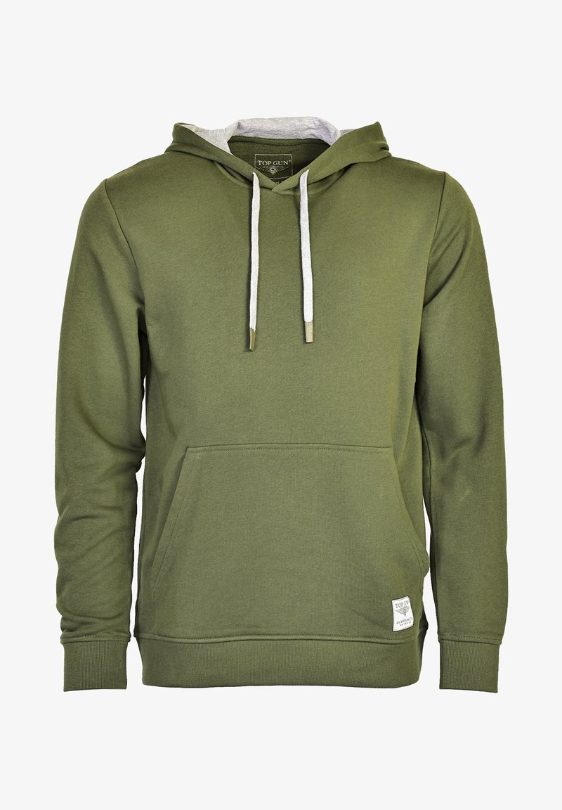 Oliven grøn hoodie i bomuldsblanding med grå foer i hætten, hvide snore, frontlomme og lille label nederst til venstre.