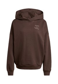 Felpa con cappuccio di colore marrone scuro, con tasca frontale e piccola scritta bianca "Adidas three stripes studio" sul lato sinistro della parte superiore del petto, maniche lunghe e polsini a costine.