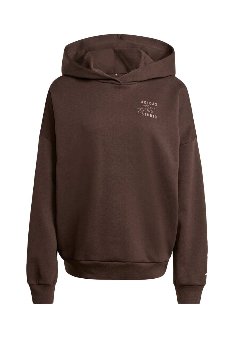 Hoodie marron foncé avec poche avant et petit texte blanc "Adidas trois bandes studio" sur le haut à gauche de la poitrine, manches longues et poignets côtelés.