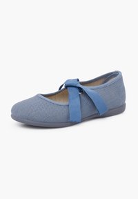 Zapatilla de ballet de tela azul con punta redonda, suela plana gris y una correa de cinta a juego atada en la parte delantera, con una superficie texturizada.