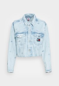 Ljust blå denimcroppad jacka med två framfickor, metallknappar och subtila slitna detaljer. Har en liten färglapp på fickan.