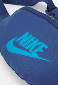 Nike Sportswear HERITAGE WAISTPACK UNISEX - Bolsa de cintura - mystic navy/mystic navy/(laser blue)