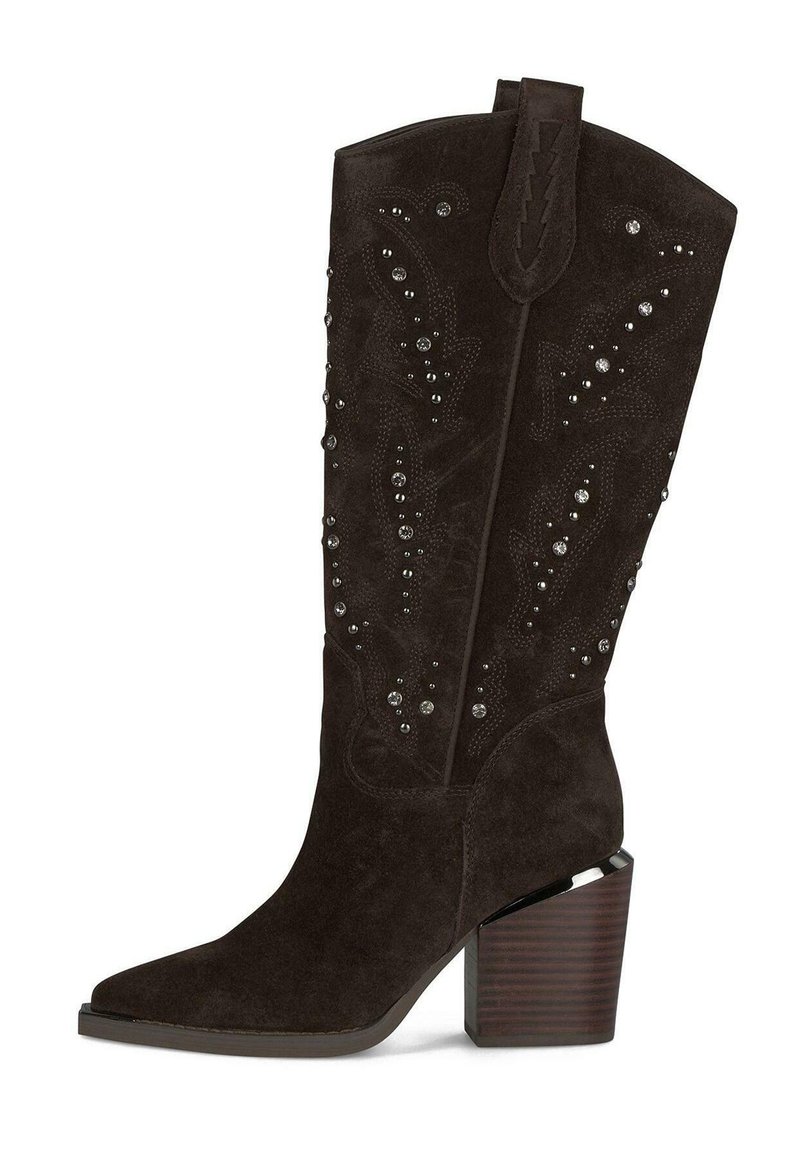 Bota de cowboy de ante marrón oscuro con costura decorativa y tachuelas plateadas, que presenta una puntera puntiaguda y un tacón de bloque de madera apilado.