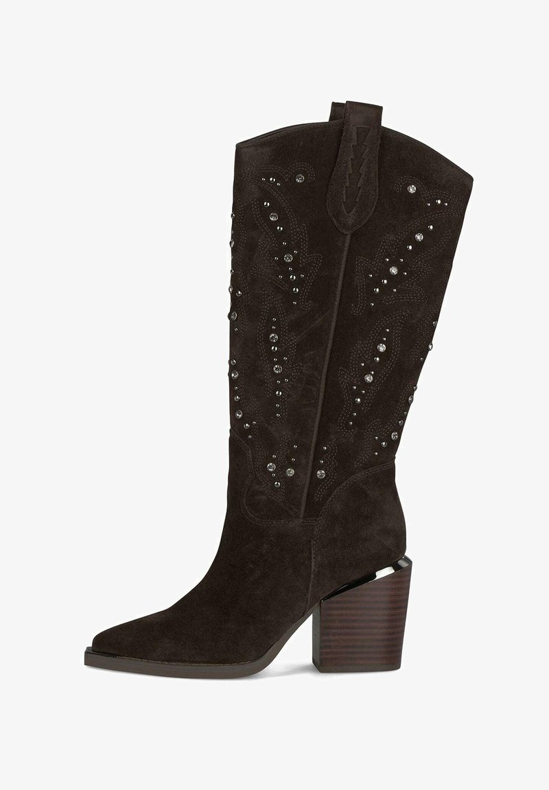 Bota de cowboy de ante marrón oscuro con costura decorativa y tachuelas plateadas, que presenta una puntera puntiaguda y un tacón de bloque de madera apilado.