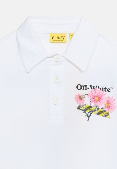 Λευκό πουκάμισο με γιακά και τρία κουμπιά, με ροζ σχέδιο λουλουδιού δίπλα στο κείμενο «Off-White» στο στήθος.
