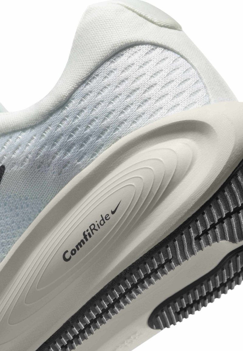 Zapatilla deportiva azul claro con parte superior de malla, suela blanca acolchada con patrones texturizados y la marca "ComfiRide" en el lateral.