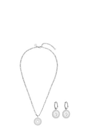 Silberne Kettenhalskette und passende Creolen-Ohrringe mit runden Anhängern, die eine diamantförmige Aussparung und eine dekorative Umrandung aufweisen.