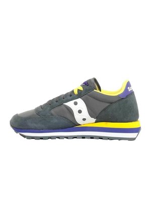 Sneaker in suede e pelle grigia con dettagli bianchi, colletto giallo, dettagli viola e suola multicolore. Design a profilo basso.