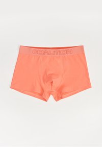 Męskie pomarańczowe bokserki z jednolitym kolorem, elastyczny pasek w talii z logo "COALITION" o kontrastowej fakturze. Gładki materiał, dopasowany krój.
