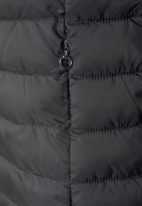 Zwarte puffervest met een gestikt ontwerp, voorzien van een ritssluiting aan de voorkant en een ronde trekker. Het materiaal lijkt glad en lichtgewicht.