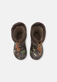 Hnědé gumové boty s dinosaurím vzorem v zelené a béžové barvě. Měkká podšívka s utažením na šňůrku a béžové akcenty.