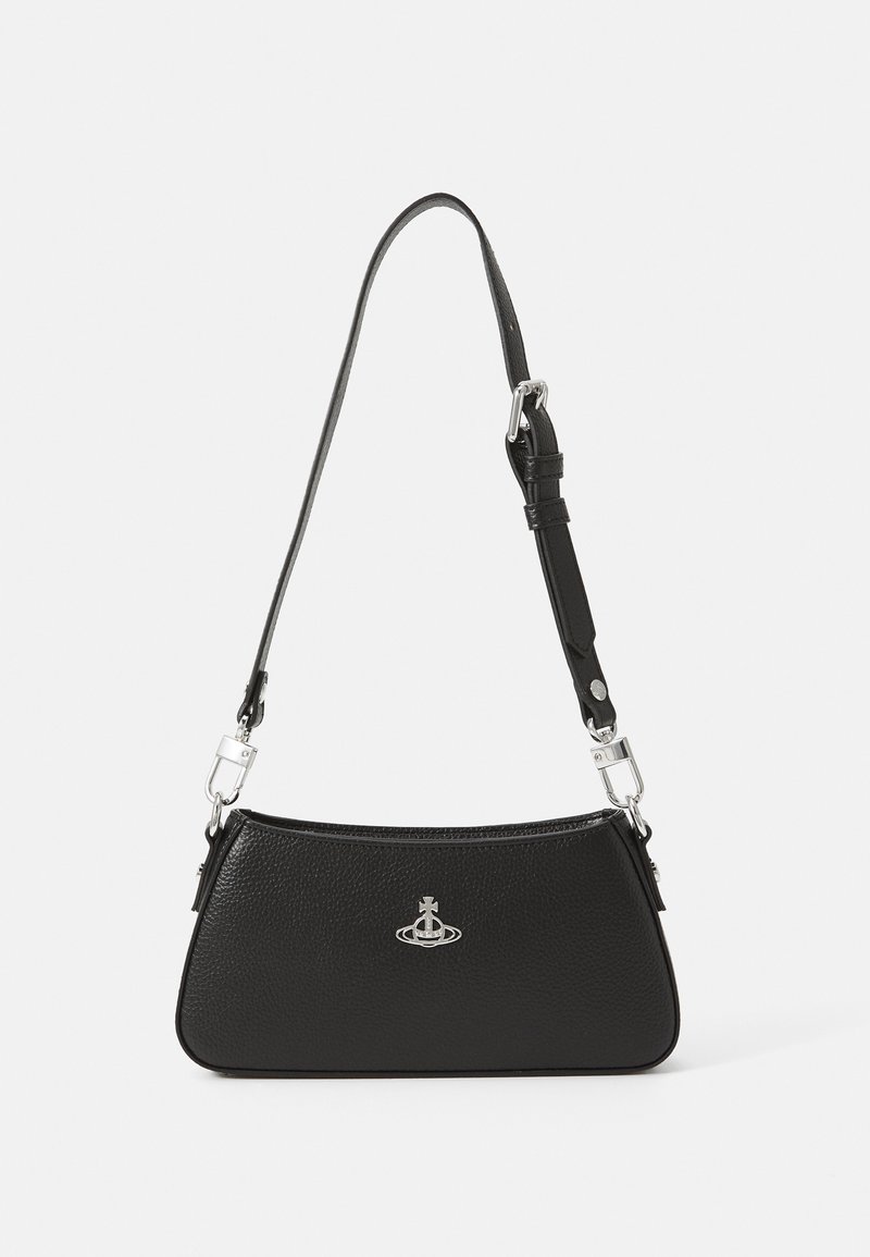 Svart skinnhåndveske med teksturert overflate, buet form, justerbar stropp og sølvfargede detaljer. Merkbar logo detalj på forsiden.
