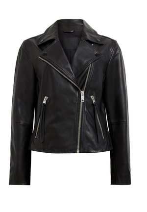 Giubbotto da moto in pelle nera con colletto a risvolto, zip frontale asimmetrica e tasche laterali con zip. Texture liscia e design aderente.