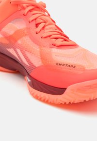 Puma ACCELERATE NITRO SQD - Handbalschoenen - glowing red/white/dark crimson/black