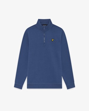 Blå genser med lange ermer, kvartglidelås foran og en liten gul fuglelogo på venstre bryst.