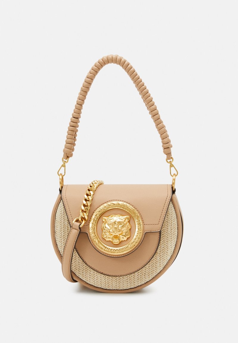Borsa beige a forma rotonda, con una trama intrecciata, dettagli in metallo dorato, catena e manico arrotolato, impreziosita da un ornamento a forma di testa di leone.
