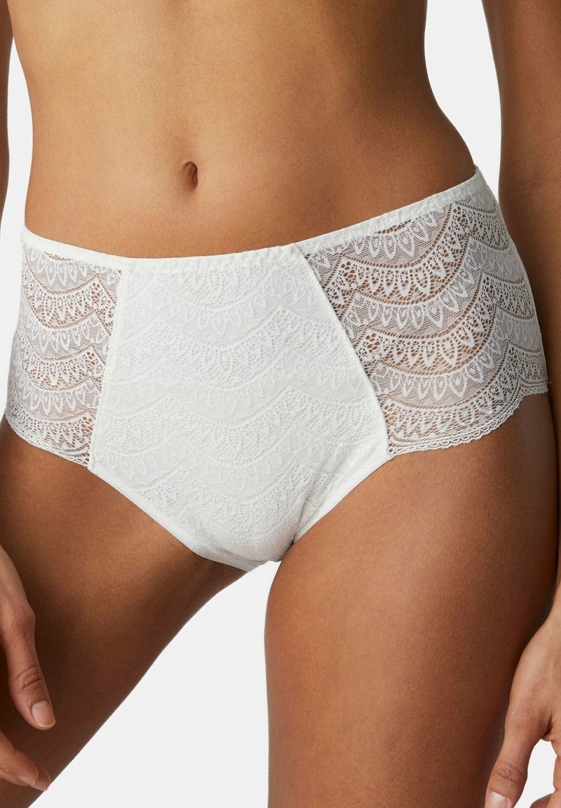 Weiße hochgeschnittene Unterhosen mit Spitze und gewelltem Muster. Weicher Stoff, elastischer Bund und minimale Nähte.