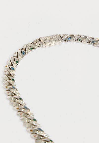 Colar de corrente em prata com elos alternados cravejados com pedras multicoloridas e pequenos diamantes, apresentando um fecho retangular cravejado de diamantes.