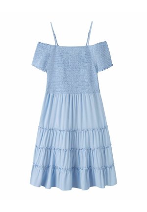 Lyseblå kjole med bare skuldre, tynde stropper, smock-ærmer, korte ærmer og flerlaget flæse-nederdel.